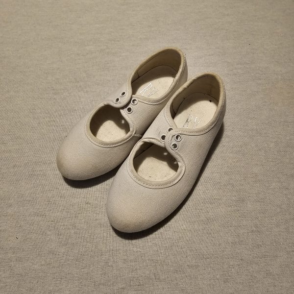 Girls Infant Size 7 RV white canvas tap shoes