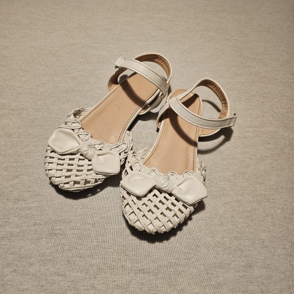 Girls Infant Size 10 White bow sandals